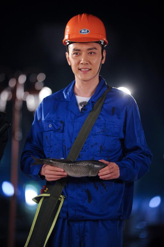 绍峰戴安全帽录跑男似光头强 活好话少表情搞笑