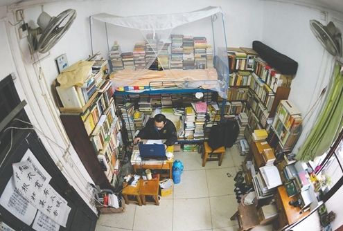 宿舍图书馆川大研究生2000本书堆寝室(图)