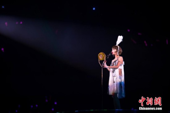 蔡依林福州热力开唱 大尺度道具吸睛