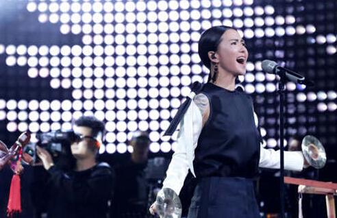 谭维维在中国之星大唱另类摇滚 观众回应:太