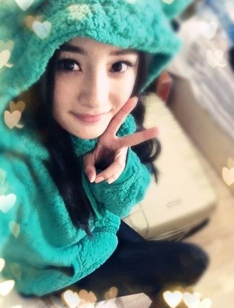 杨幂点赞网友质疑angelababy整容微博 网友:成天手滑
