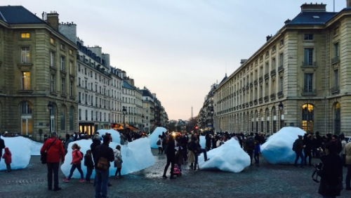 这些冰呈表盘的阵势被摆放在巴黎先贤祠广场。（来源： NATASHA GEILING/THINKPROGRESS）