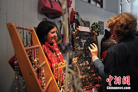 中西合璧圣诞集市亮相昆明 老外摆摊卖手艺