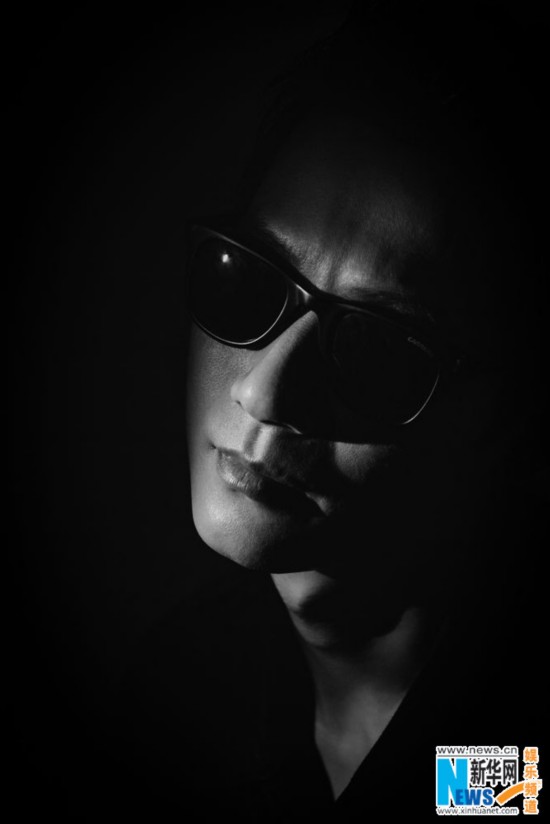 陈楚生黑白头像片曝光 黑超遮面展熟男魅力