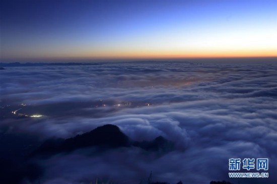 高清:三峡大坝现云海美景 惊涛拍岸 卷起千堆