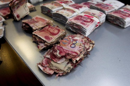 (组图)男子携500万发霉现金开户 点钞7小时 累