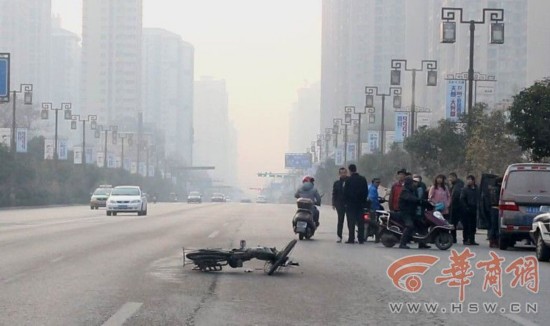 电动车司机称被面包车撞了 面包车司机委屈报警