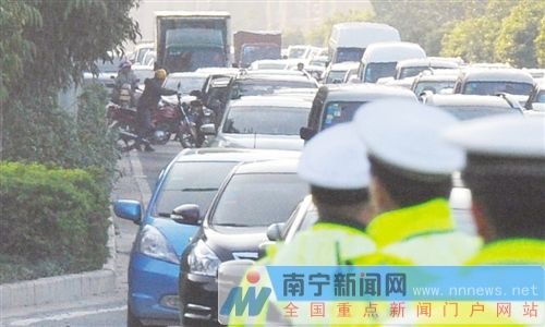 南宁交警设卡查处摩托车、电动车违规驶入快环