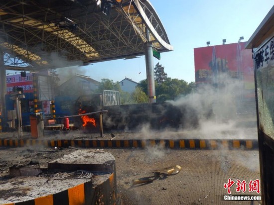 装载危险品大货车高速路口突发大火