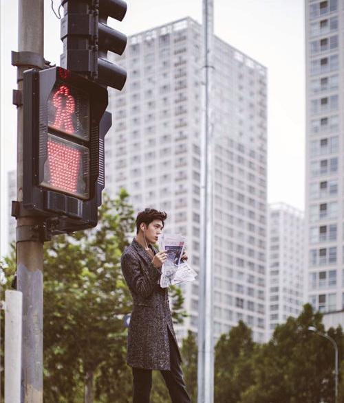 男人时尚杂志_图男士时尚杂志服装搭配跟着时尚型男一起学穿衣