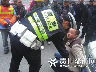 黑车向前狂奔,交警决不松手