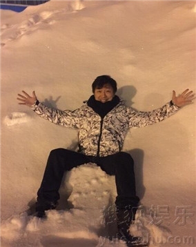 黄渤搞怪躺雪地 无惧严寒玩心大发 黄渤老婆女
