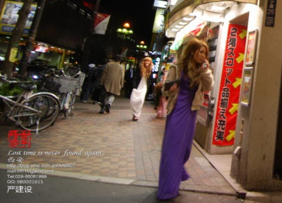 实拍大阪夜幕下的站街女:短裙吊带黑丝袜 偏爱