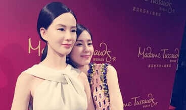 刘诗诗与蜡像合影 揭秘吴奇隆坎坷情史两人婚