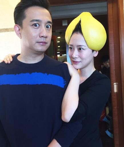 海清头顶柚子皮卖萌和黄磊合照 网友:黄磊眼睛