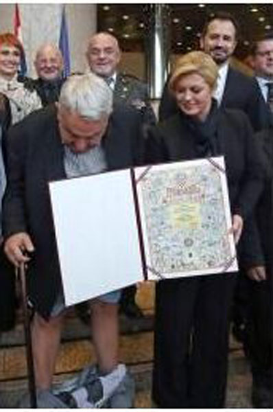 男子在与克罗地亚女总统合照时掉裤子(高清组