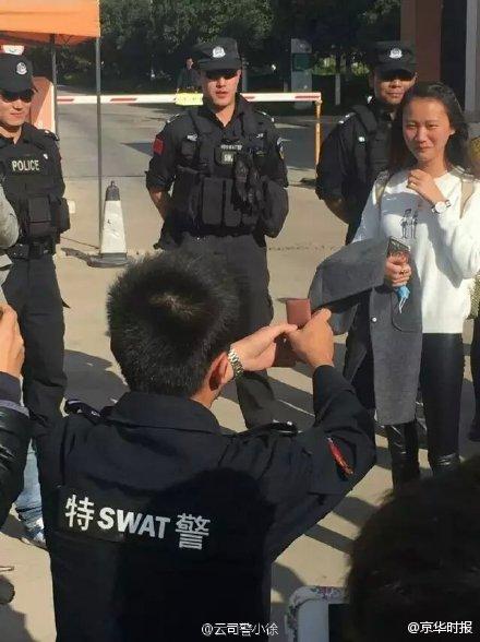 特警出击向在校女生求爱 豪车与玫瑰齐上阵(图