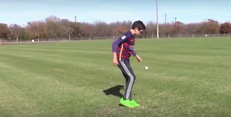 11岁男孩控球技术了得 鸡蛋钥匙胶带踢出花样