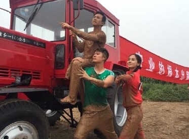 邓超为蜡像量身 曝孙俪上跑男南京录制花絮撕名牌把邓超撕碎