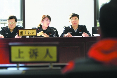 " 当审判长要求被上诉人陈述法定代表人,出庭人的姓名,职务时,参加