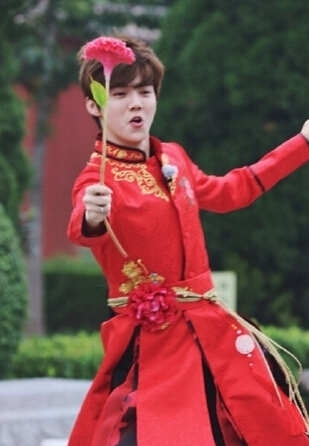 郑恺回应被鹿晗撕名牌发飙 揭鹿晗替换包贝尔上跑男内幕