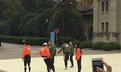 邓超为蜡像量身 曝孙俪上跑男南京录制花絮撕名牌把邓超撕碎