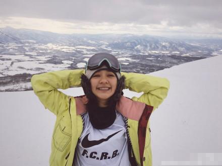 陈意涵雪中倒立 回顾陈意涵海中裸泳照(组图)