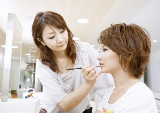 看脸的世界:妹子化妆变女神 八个化妆步骤教你