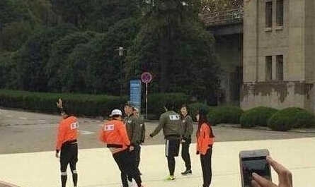 邓超为蜡像量身 曝孙俪上跑男南京录制花絮撕名牌把邓超撕碎