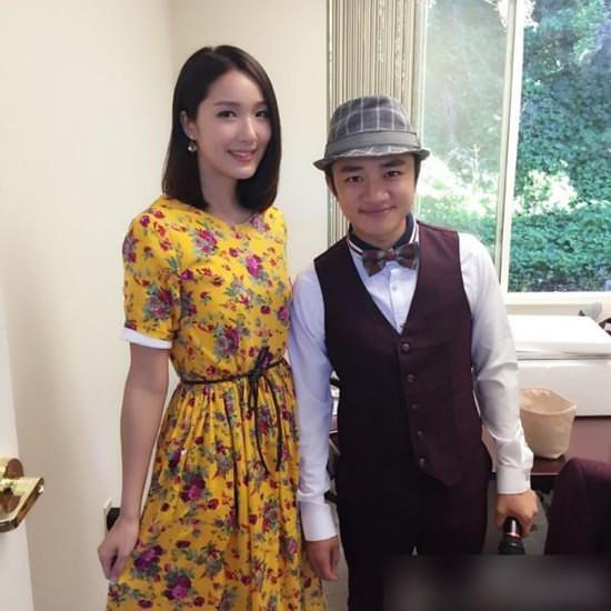 王祖蓝妻子晒美照抿嘴甜笑露酒窝 揭高低恋恩