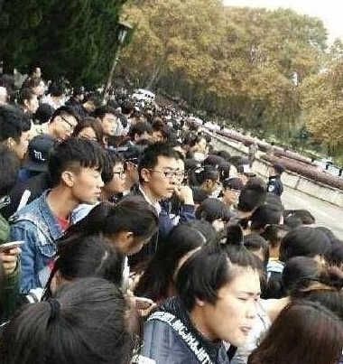 邓超为蜡像量身 曝孙俪上跑男南京录制花絮撕名牌把邓超撕碎