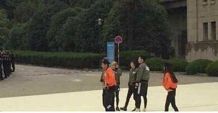 邓超为蜡像量身 曝孙俪上跑男南京录制花絮撕名牌把邓超撕碎