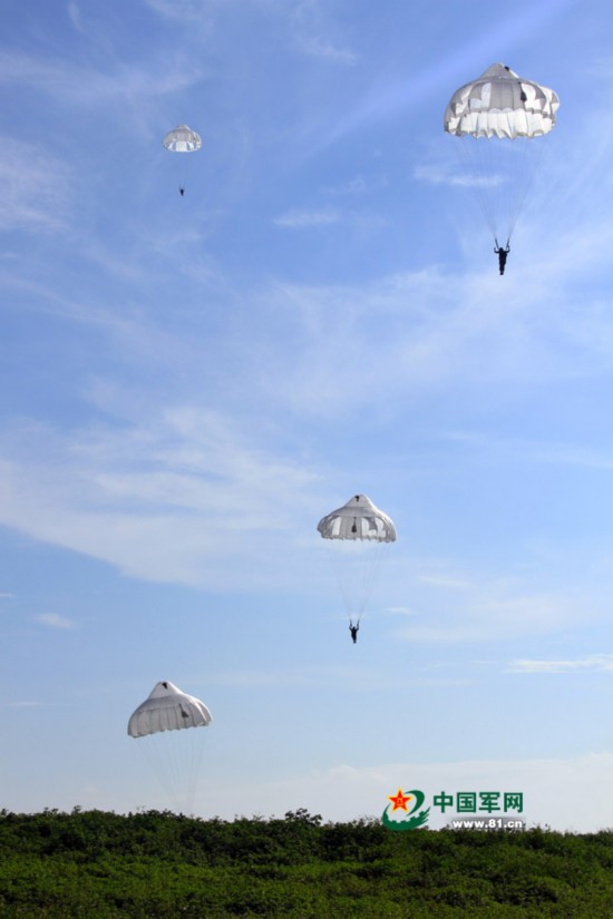 海上蛟龙高空跳伞 飞一般的感觉(组图)