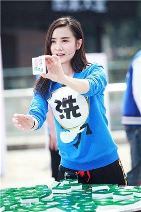 广东18岁女高中生晒自拍获赞最萌校花 盘点曾