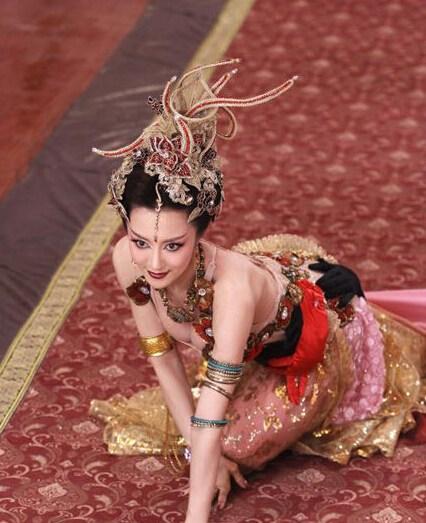 组图:9版本妲己比美 李依晓版最妖艳 温碧霞最妩媚