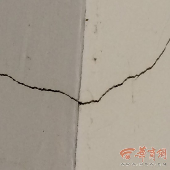 汉中城固一小区还没入住 墙体开裂楼顶渗水