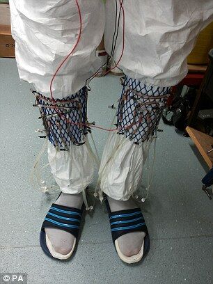 英国科学家发明可穿戴发电袜子 利用尿液发电