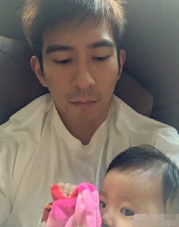 贾静雯小女儿也坑爹 爸爸哄了一小时也不睡