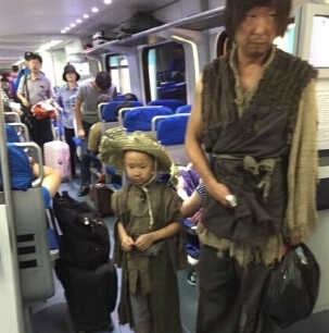 林大竣玩滑板车表情呆萌 童年照片大曝光和林