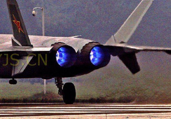 最新一架歼20启动发动机喷出蓝色火焰(组图)