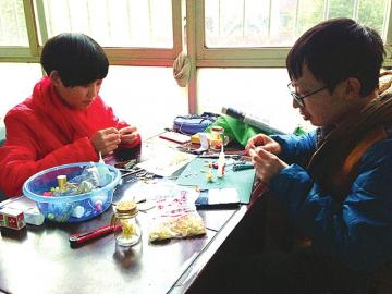 宜宾小梵高作画对抗病魔 自己挣钱做透析(图