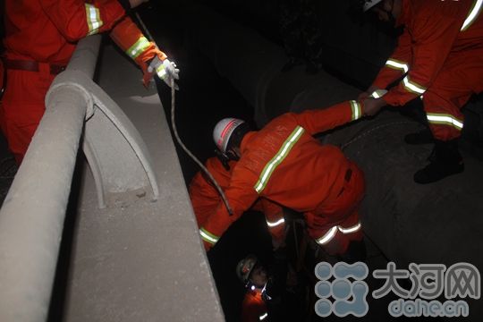 南陽最美消防員夏國慶 寒夜跳入冰河營救落水男子 