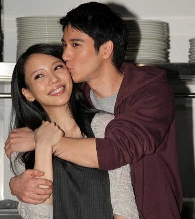 王力宏一家合照曝光 拍卖自创结婚进行曲 揭妻子背景