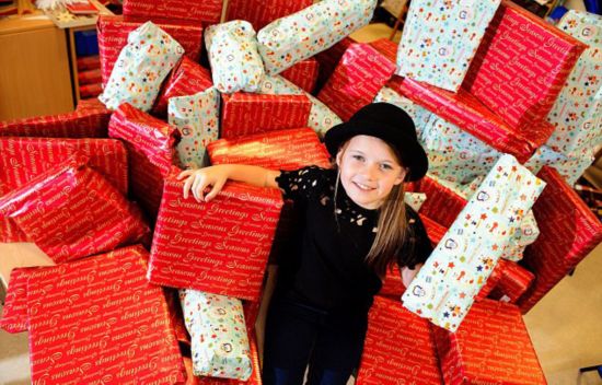 暖心!英八岁女童攒一年零用钱为医院患儿买礼