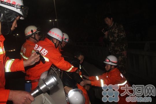 南陽最美消防員夏國慶 寒夜跳入冰河營救落水男子 