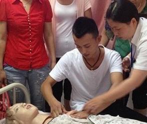 90后男子报班学催乳揭秘催乳行业全裸练习超尴尬