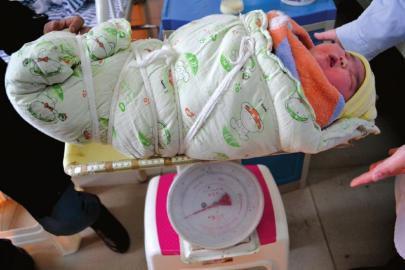 二胎妈妈产下11.9斤巨婴 分娩用了一个小时网