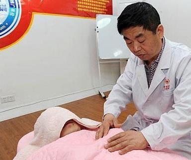 90后男子报班学催乳 揭秘"催乳"行业全裸练习超尴尬