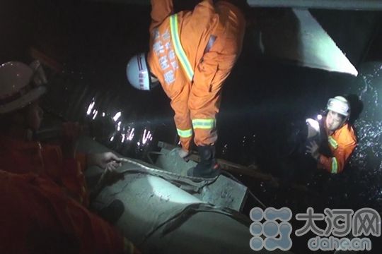 南陽最美消防員夏國慶 寒夜跳入冰河營救落水男子 