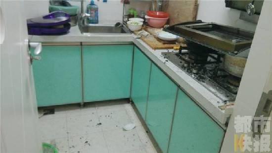 女子做饭时油烟机钢化玻璃突爆裂 厂家:免费更
